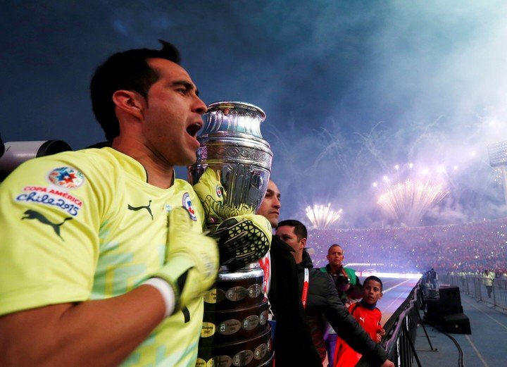 Claudio Bravo en la Copa América 2015, tras vencer a Argentina por penales. (REUTER)
