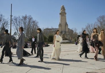 Así fue el espectacular desfile en marzo de 2026 de OMODA Madrid es Moda en la Plaza de España