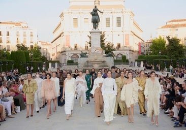Así fue el impresionante desfile inaugural de Madrid es Moda en los jardines de la Plaza de Oriente en septiembre de 2025
