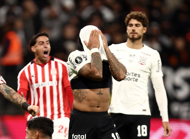 Depay se lamenta ante Estudiantes.