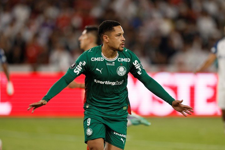 Vitor Roque de Palmeiras festeja ante Liga de Quito.