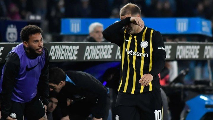 Miljevic intentó irse al vestuario pero lo detuvo Duván Vergara.