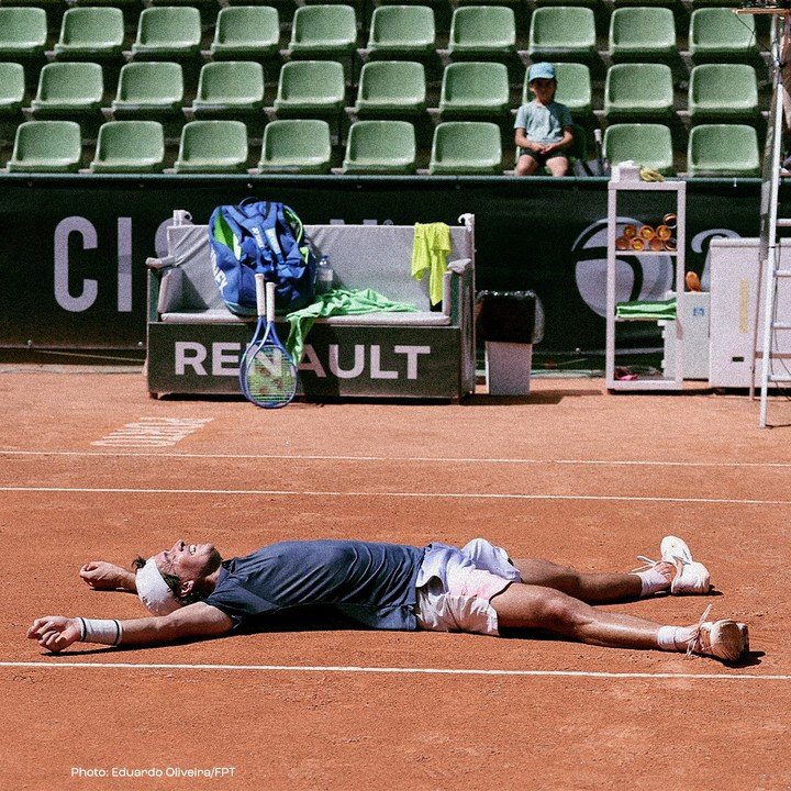 El festejo por los suelos de Facundo Mena tras consagrarse campeón en Porto.
(@ATPChallenger en X).