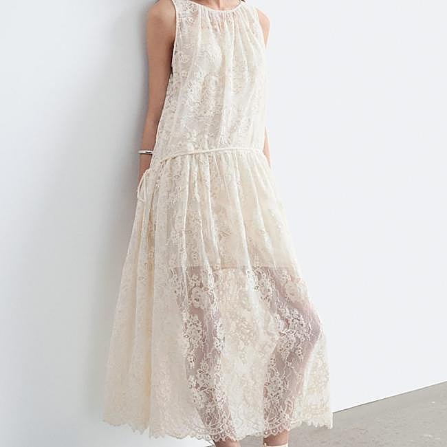 Vestido de encaje de &Other Stories, 149 euros.