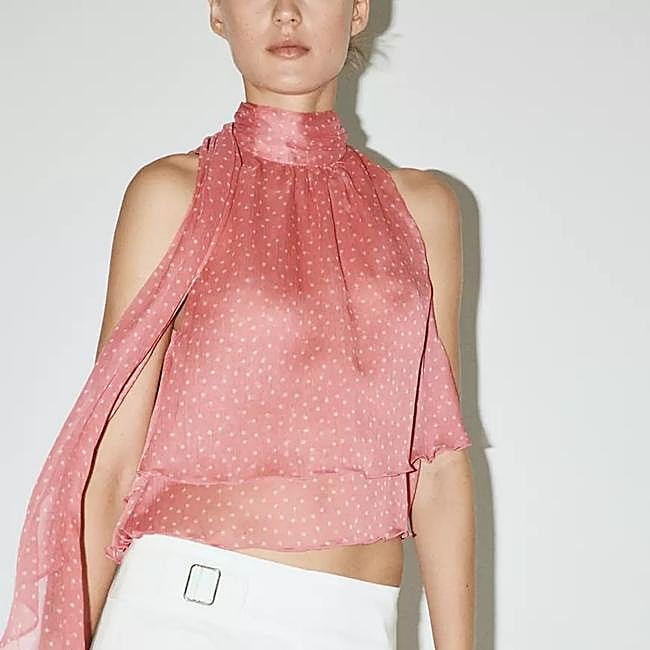 Blusa rosa de Mango, 29,99 euros.