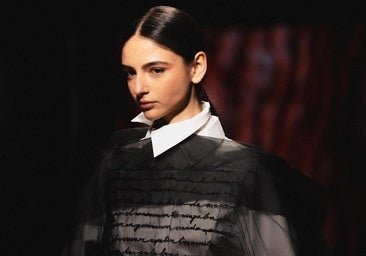 SIMORRA presenta en MBFWM la colección que compartirán madres e hijas: «Nos inspiramos en la pureza del material para conectar con todas las generaciones»