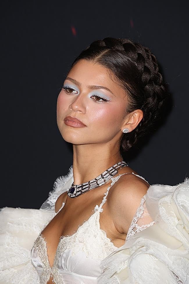 Zendaya con pendientes estilo dormilona.