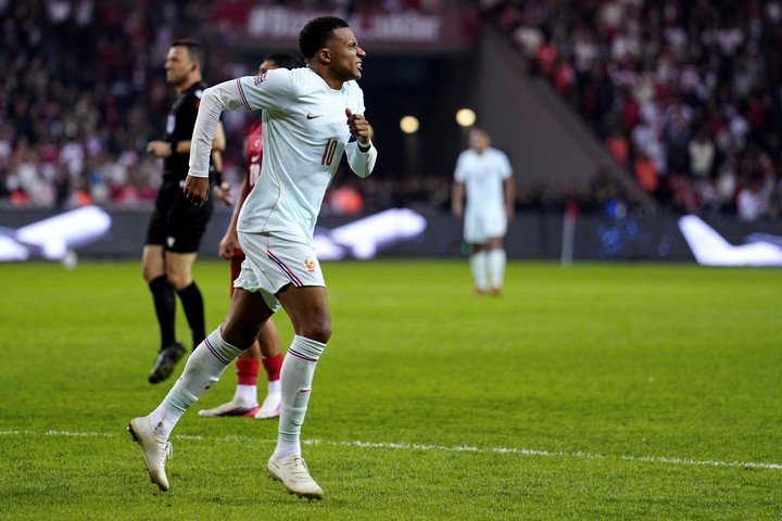  Kylian Mbappe intentó seguir pero no pudo.
