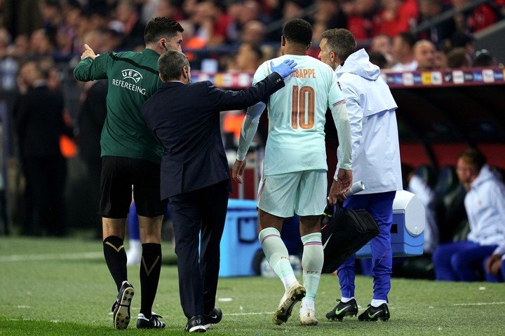 Kylian Mbappé al dejar la cancha (EFE).