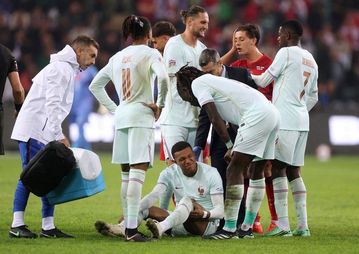 Mbappé debió tirarse al piso en el estadio Kocaeli, de Turquía.