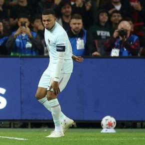 Video: Mbappé metió un gol para darle la victoria a Francia y se lesionó la rodilla en el festejo
