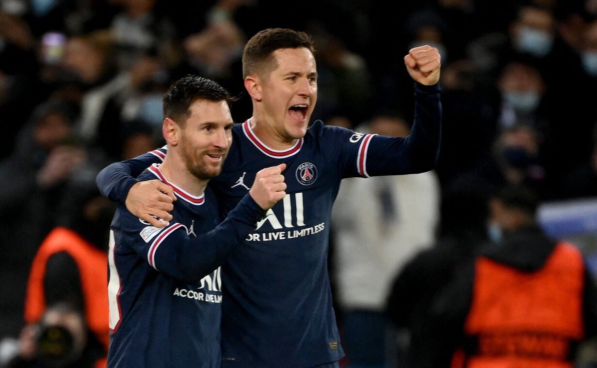 Ander Herrera con Messi. (AFP)