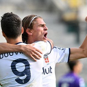 Nico Paz le ganó el duelo a Mastantuono con un gol, una asistencia y ¡hasta una patada!