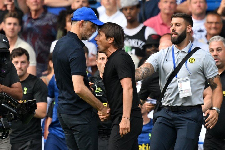Antonio Conte cuando dirigía al Tottenham, enfrentándose a Thomas Tuchel, quien dirigía al Chelsea. (AFP)