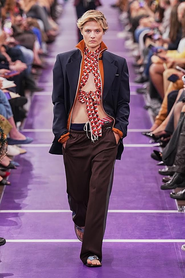 Look del desfile de Miu Miu en la Paris Fashion Week.
