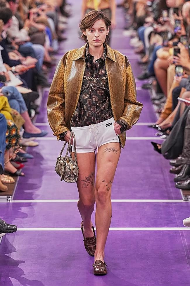 Look del desfile de Miu Miu en la Paris Fashion Week.