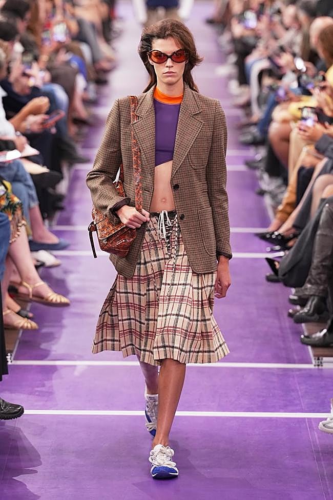 Look del desfile de Miu Miu en la Paris Fashion Week.