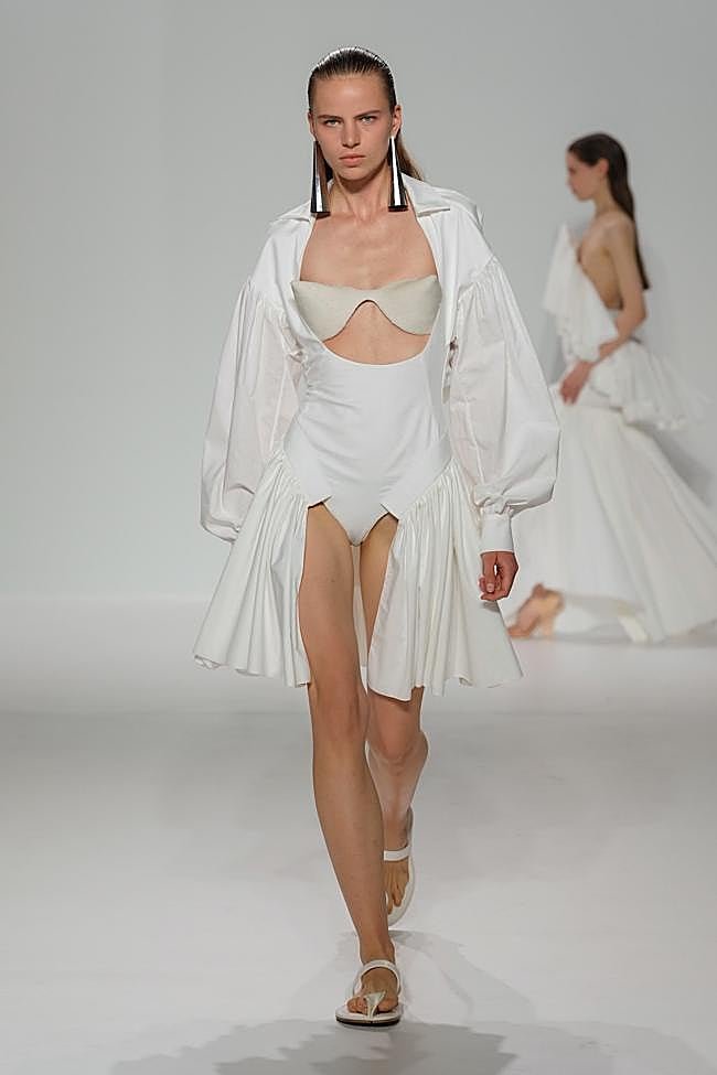 Look del desfile de Jean Paul Gaultier en la Paris Fashion Week.