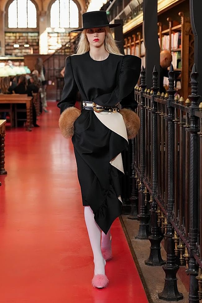Look de la colección Antibiblioteca de Valentino.