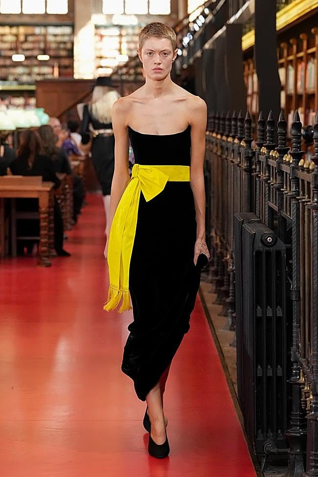 Look de la colección Antibiblioteca de Valentino.
