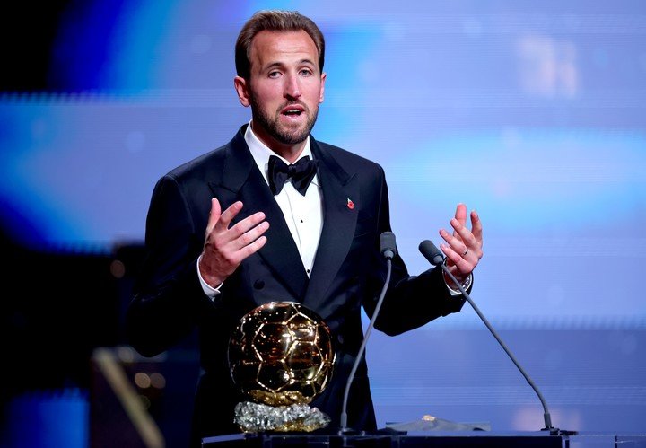 Kane con el Balón de Oro (EFE).