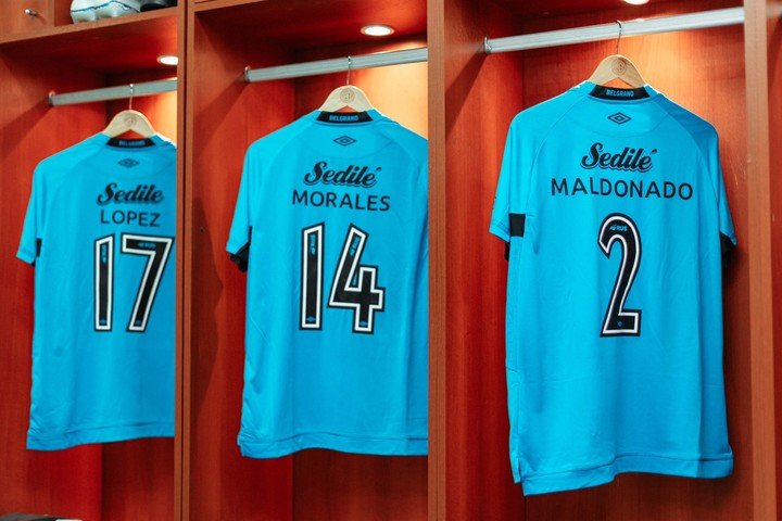 Todo listo en los vestuarios del Estadio Mario Alberto Kempes: ambos equipos van con sus camisetas titulares.