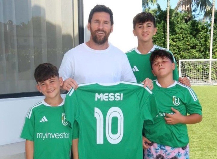 Lionel Messi y sus hijos, Thiago, Ciro y Mateo, con la camiseta del UE Cornellà.