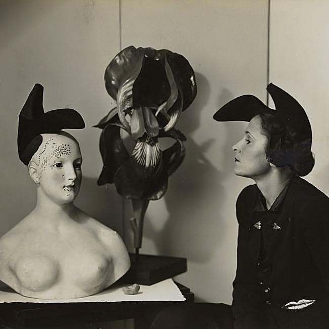 Gala, fotografiada por André Caillet en 1938, llevando el zapato-sombrero de Elsa Schiaparelli inspirado por un diseño de Salvador Dalí.