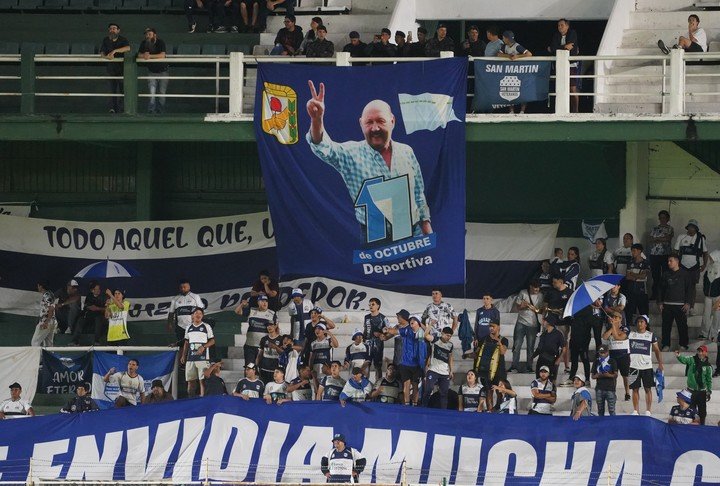 Una bandera de Gildo Insfrán en la tribuna de San Martín de Formosa en el partido contra Racing de Copa Argentina. (Foto: Marcelo Carroll)