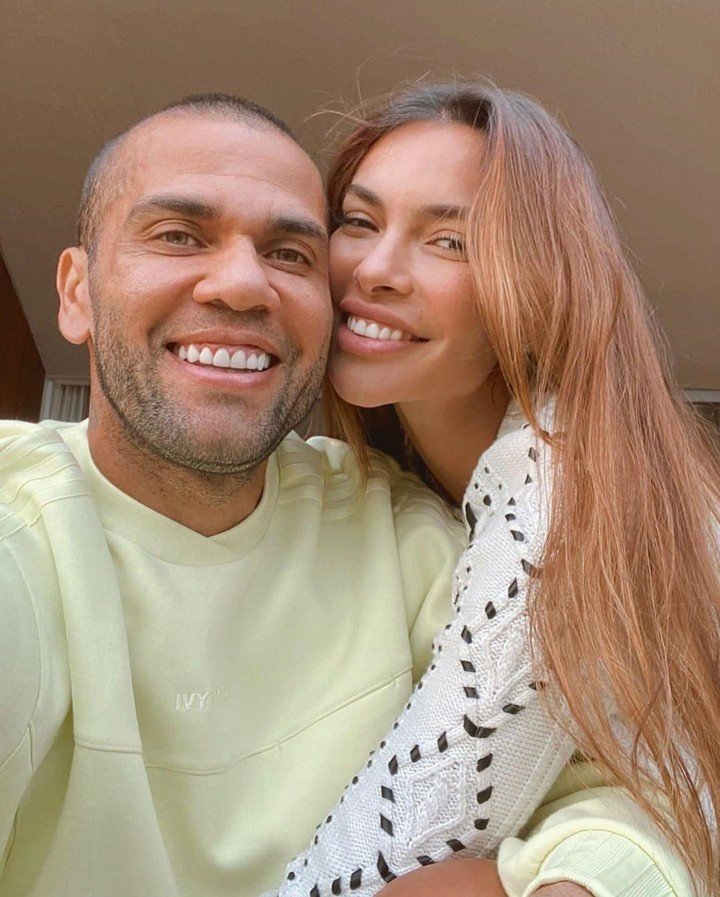 Dani Alves con su esposa Joana Sanz. (Instagram).