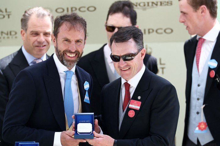 Sir Gareth Southgate entrega un premio a Aidan O'Brien, entrenador de caballos de carreras. (REUTER)