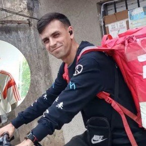 Jugó la Libertadores, perdió un ojo y hoy es repartidor: "Vendo sándwiches para mantener a mi familia"