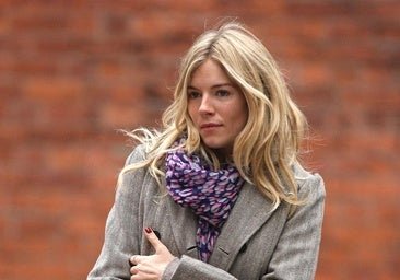 La chaqueta que Sienna Miller llevaba hace casi 20 años vuelve a ser la más deseada del otoño