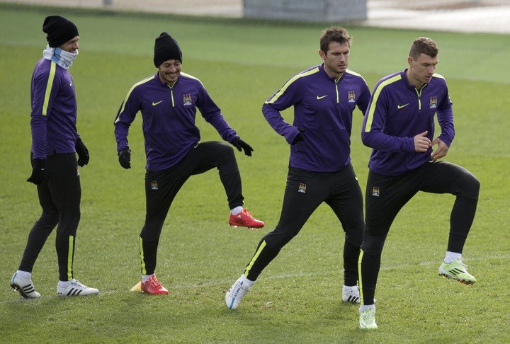 Edin Dzeko y Martín Demichelis en un entrenamiento del Manchester City. (AFP)