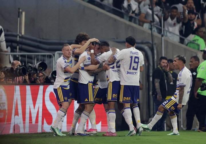 Todos festejan con Di Lollo el 1-0 parcial del xeneize. (REUTERS)