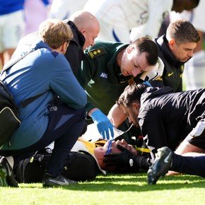 Video: el cabezazo que recibió Dibu Martínez ante Everton y lo dejó hospitalizado