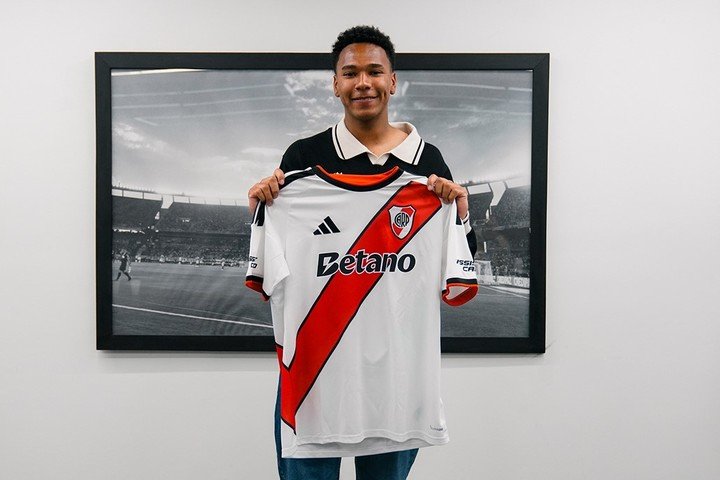 La felicidad de Spiff tras la firma de su primer contrato. (Foto: prensa River).