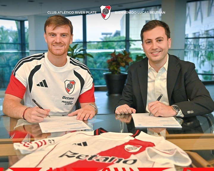 Lucas Beltrán con Di Carlo, en la firma de su regreso a Núñez (Prensa River).