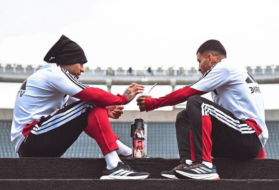 Los mates de Otamendi y Correa en el Monumental.