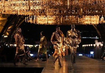 Dior abraza la imperfección y Saint Laurent convierte el oro en deseo: lo mejor de la primera jornada de la Semana de la Moda de París