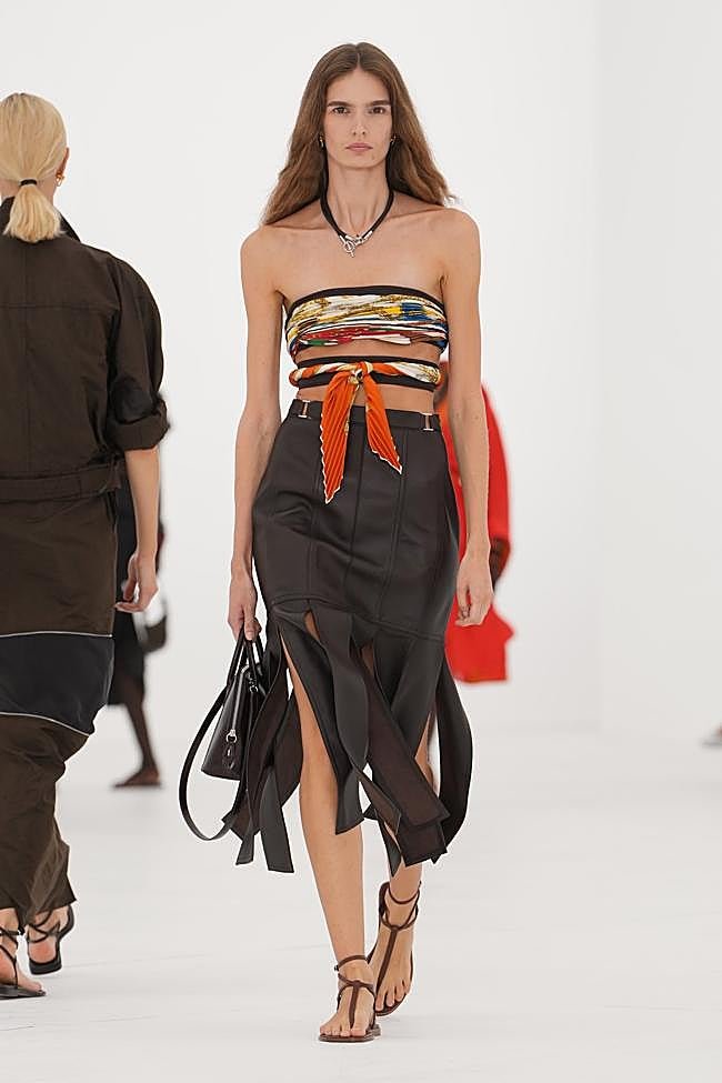 Look de Hermès en su desfile primavera/verano 2027 en la Semana de la Moda de París.