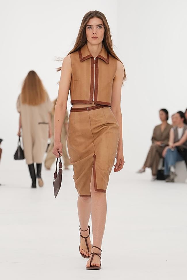 Look de Hermès en su desfile primavera/verano 2027 en la Semana de la Moda de París.