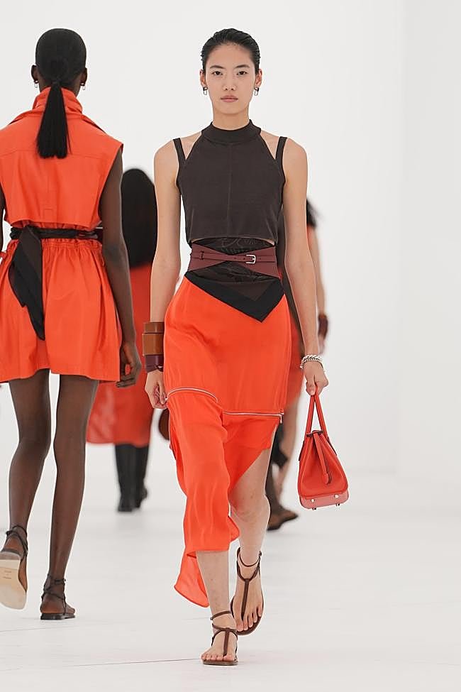 Look de Hermès en su desfile primavera/verano 2027 en la Semana de la Moda de París.