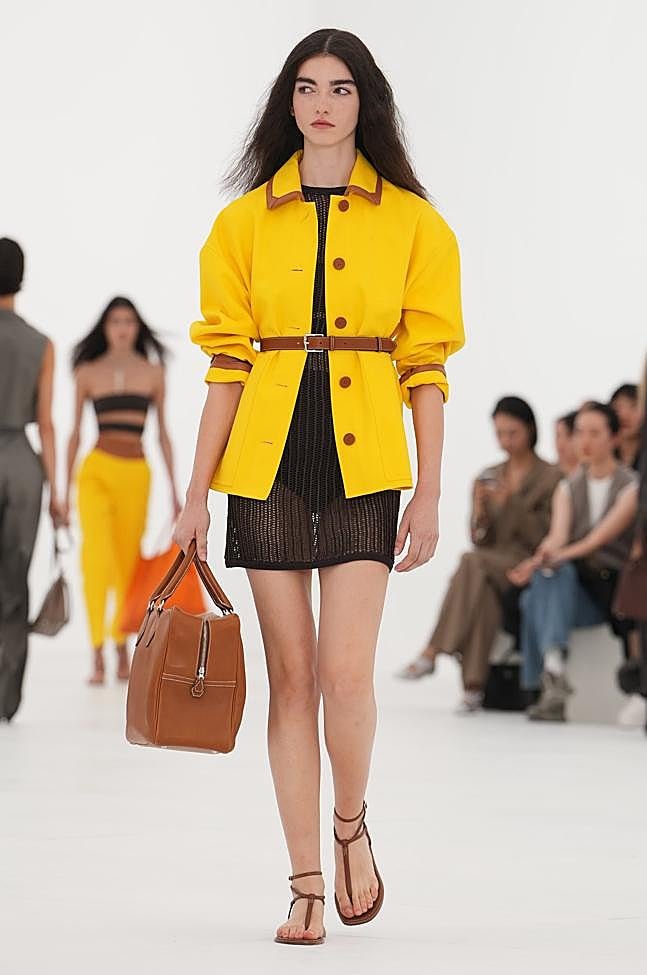 Look de Hermès en su desfile primavera/verano 2027 en la Semana de la Moda de París.