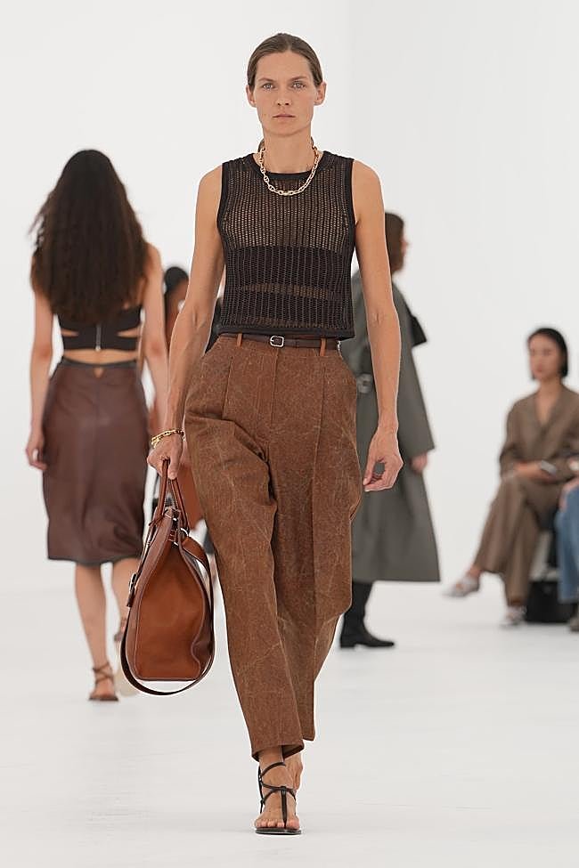 Look de Hermès en su desfile primavera/verano 2027 en la Semana de la Moda de París.