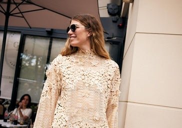 Con cuero o jerséis de punto: looks fáciles y cómodos para seguir usando en otoño tus prendas de encaje favoritas del verano
