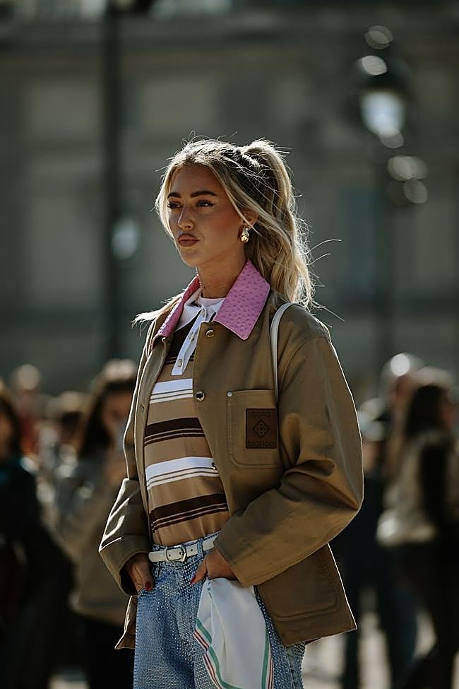 Un look con jersey con estampado de rayas estilo polo.