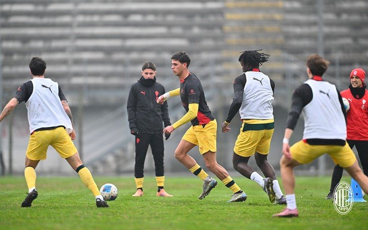 Los jugadores del Milan Futuro durante un entrenamiento. (Foto: AC Milan)
