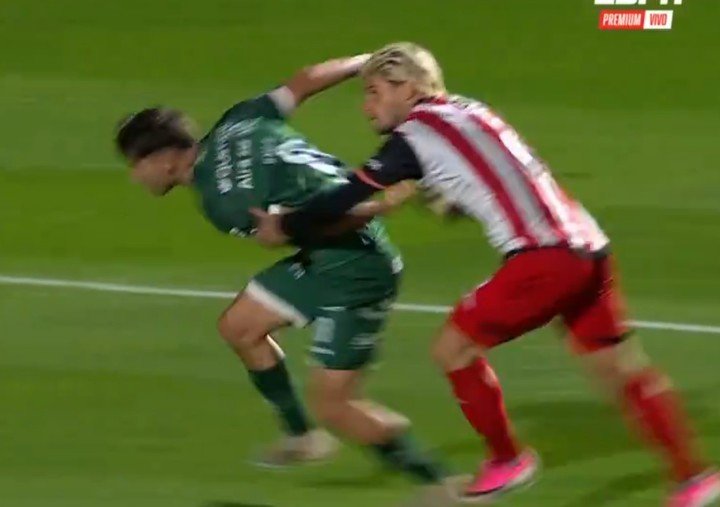 La mano izquierda de Insua sobre el brazo de Salle: para Zamora eso no fue sujeción.