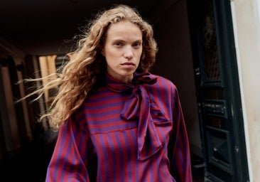 La camisa con lazada de estética romántica nunca falla: queda bien con faldas y pantalones